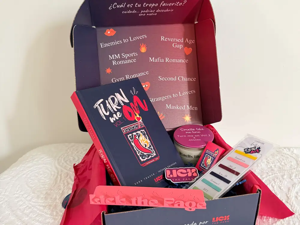 La caja de Turn me on abierta, con los tropes impresos en la tapa